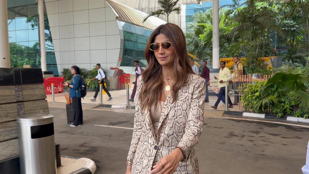 shilpa-shetty-was-spotted-at-t1-airport-arrival-looking-chic-and-graceful-as-always